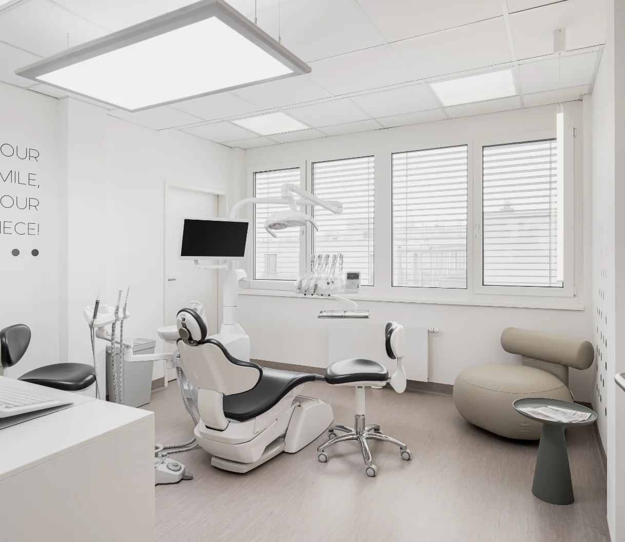 helles, freundliches Zahnarzt-Behandlungszimmer.